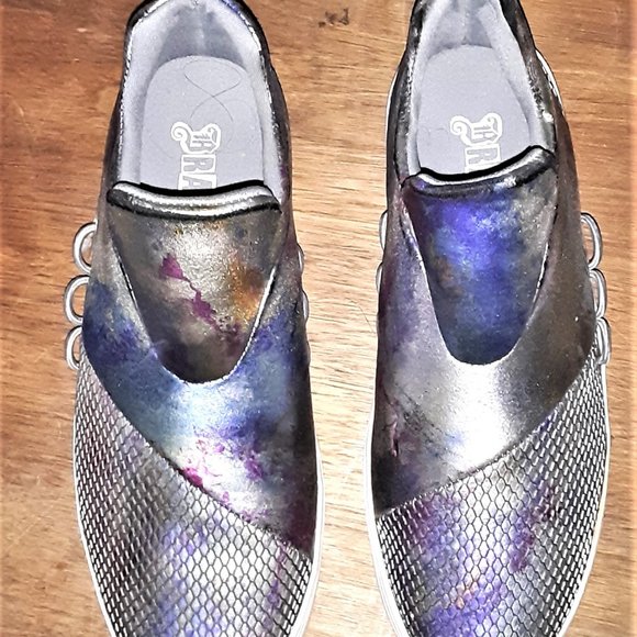 A pair of Sneakers - Picture 3 of 3